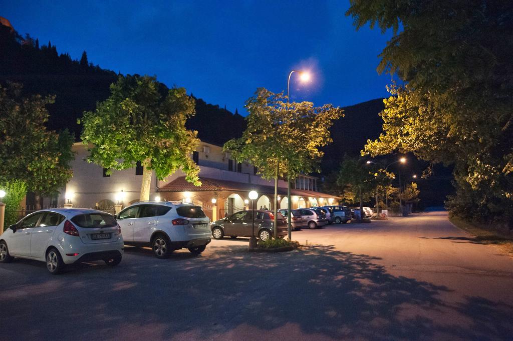 Albergo Magrini Della Genga ジェンガ エクステリア 写真