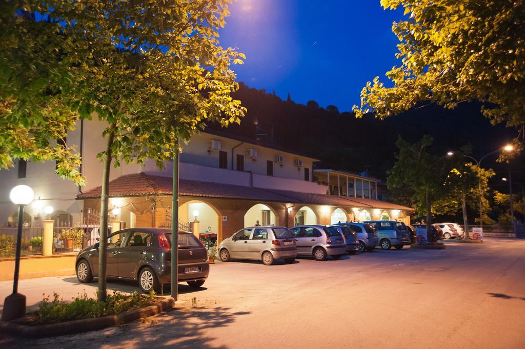 Albergo Magrini Della Genga ジェンガ エクステリア 写真