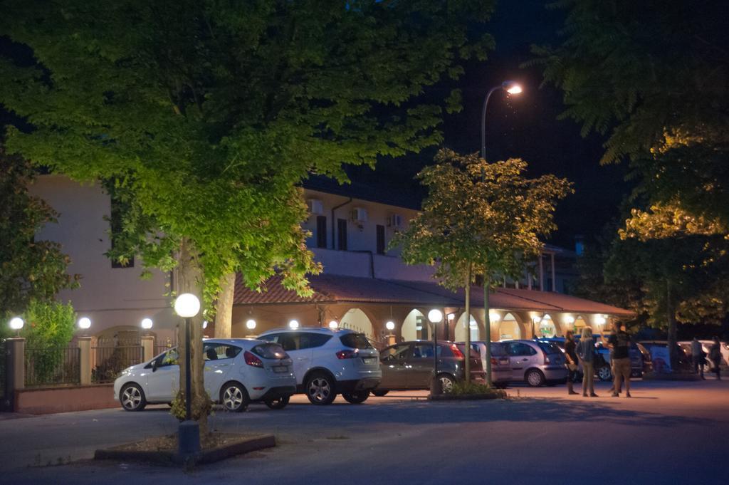 Albergo Magrini Della Genga ジェンガ エクステリア 写真